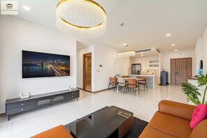 Appartamento Luxury, 3 camere da letto, non fumatori, vista città | Area soggiorno | TV 24 pollici con canali digitali