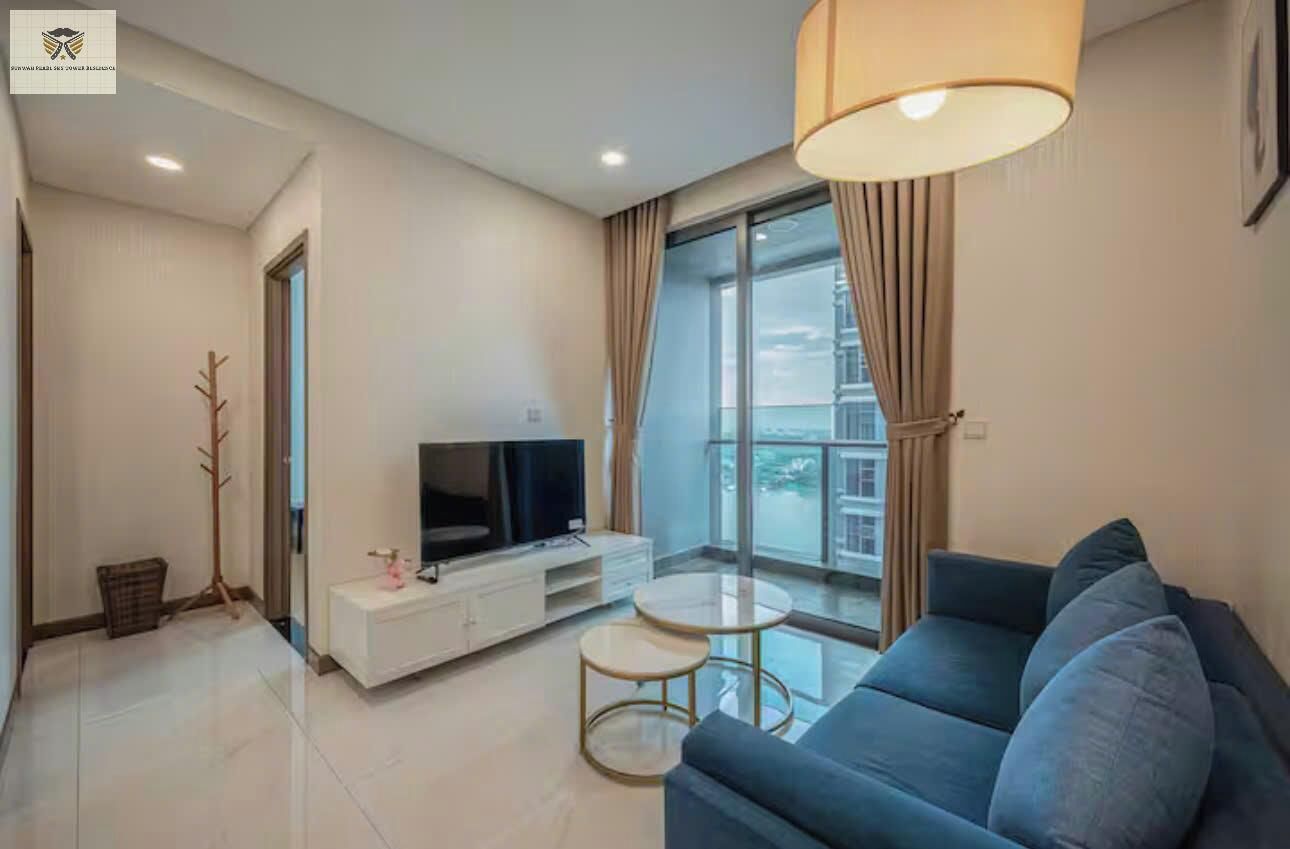 Un salon moderne avec un canapé, un téléviseur et une vue sur le balcon.