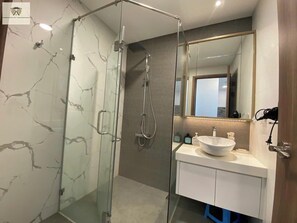 Deluxe Apartment, 1 Queen Bed, Non Smoking, City View | Bathroom | Bathtub, hair dryer, bathrobes, slippers - Sunwah Pearl Sky Tower Residence (Thanh Pho Ho Chi Minh)
