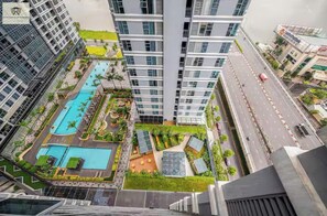 Appartamento Luxury, 1 letto queen, non fumatori, vista città | Biancheria da letto di alta qualità, copriletto in piuma, una scrivania