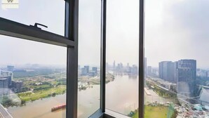 Ein Hochhaus mit Blick auf einen Fluss und eine Stadtansicht.