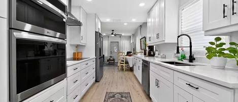 Refrigerador, microondas, horno y parrilla de estufa