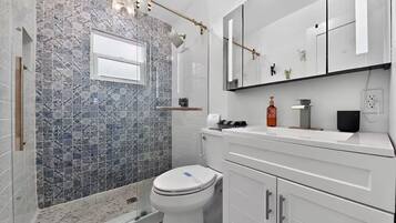 Douche, sèche-cheveux, serviettes fournies, savon