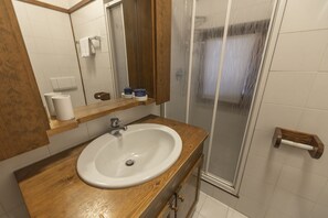 Shower, hair dryer, bidet, towels - Casa Maia 2, right in the center of Cortina d'Ampezzo (Cortina d´Ampezzo)