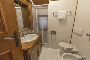 Douche, sèche-cheveux, bidet, serviettes fournies