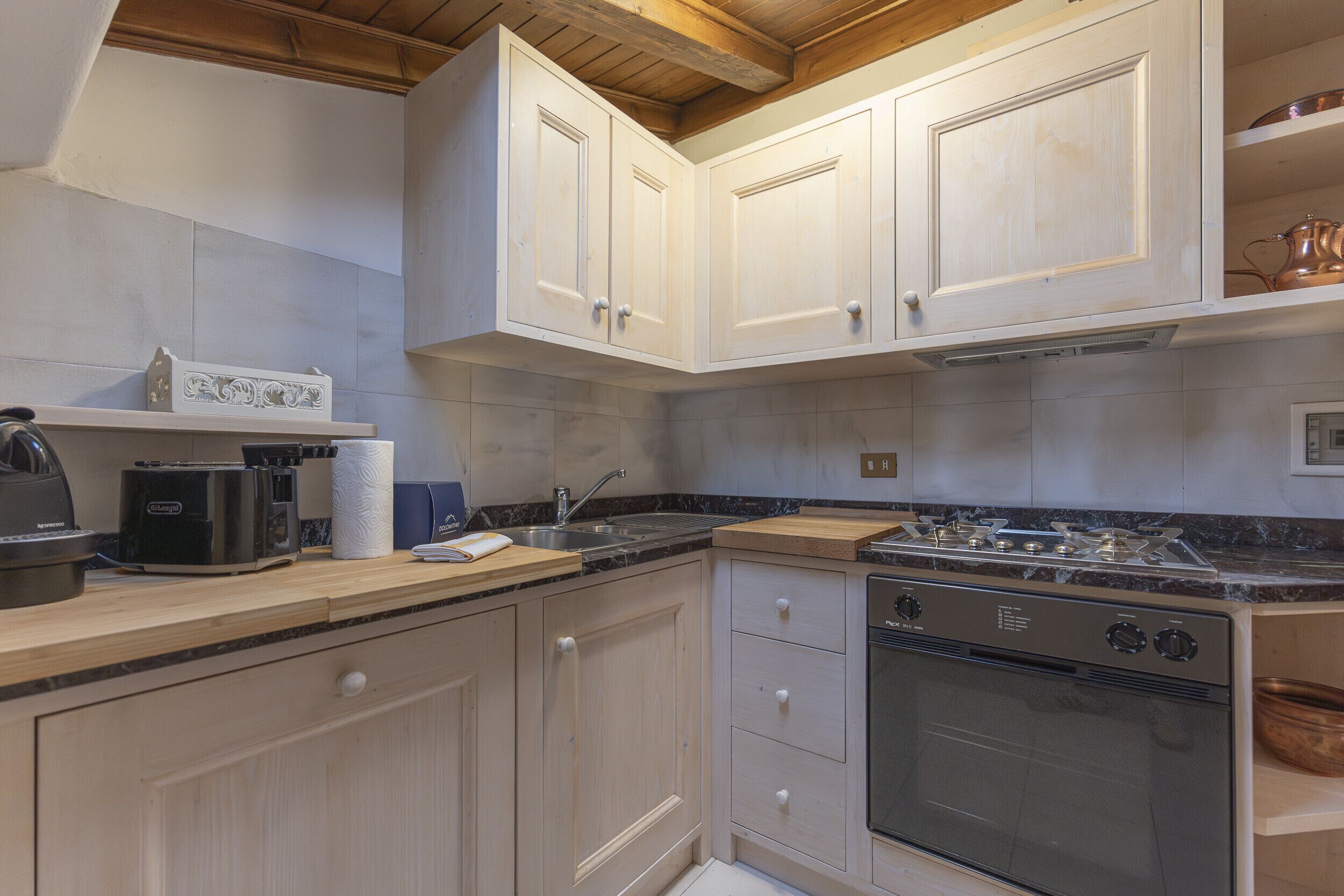 Kjøleskap, mikrobølgeovn, ovn og oppvaskmaskin