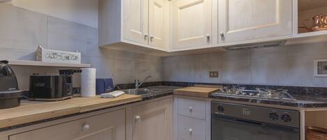 Een koelkast, een microgolfoven, een oven, een vaatwasser