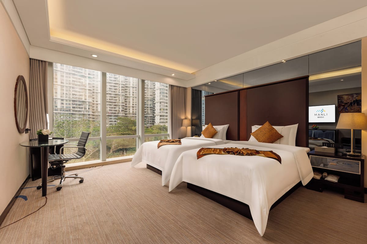 Deluxe Twin Room | Minibar, in-room safe, desk, laptop workspace