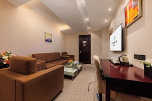 Frigobar, cofres nos quartos, escrivaninha