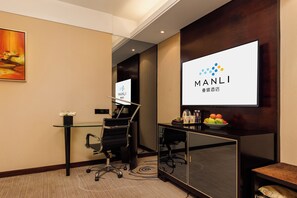 Quarto econômico | Frigobar, cofres nos quartos, escrivaninha