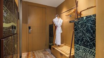 Phòng đôi Deluxe | Minibar, két bảo mật tại phòng, bàn