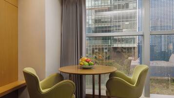 Phòng đôi Deluxe | Minibar, két bảo mật tại phòng, bàn