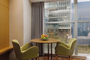 Quarto casal luxo | Frigobar, cofres nos quartos, escrivaninha