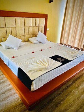 デラックス ダブルルーム クイーンベッド 1 台 バルコニー レイクビュー | WiFi (無料)