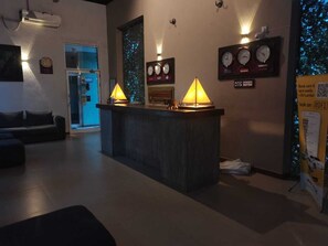 ฝ่ายต้อนรับ