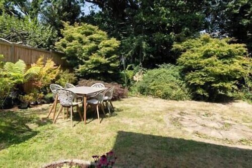 Haywards Heath 2BR House w/ Parking – Ideal Stay