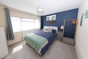 2 عدّة غرف نوم ومكواة/لوح كي وواي فاي مجانًا وملاءات أسرّة