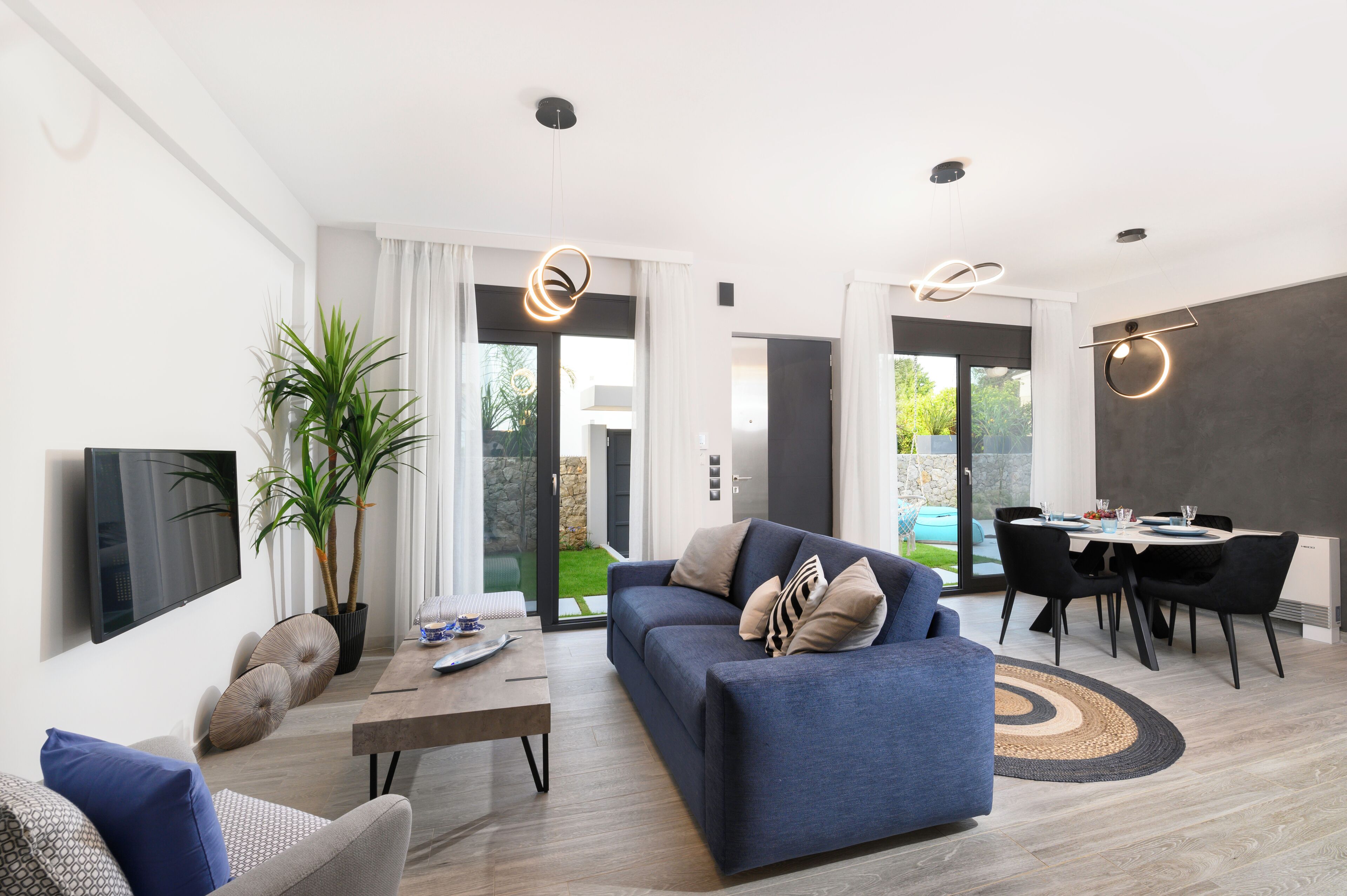 Deluxe Villa, 3 Bedrooms, Private Pool | Área de estar | Smart TV 40 polegadas com canais digitais, Netflix