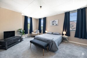 Desk, WiFi - Warm & Stylish 4BR Retreat w/ Modern Workspace (Orono)