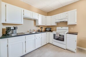 Private kitchen - Warm & Stylish 4BR Retreat w/ Modern Workspace (Orono)