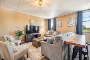 TV - Warm & Stylish 4BR Retreat w/ Modern Workspace (Orono)