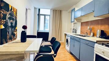 Basic Apartment | Private kitchen | Fridge, oven, stovetop