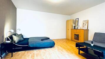 Eenvoudig appartement | Een strijkplank/strijkijzer