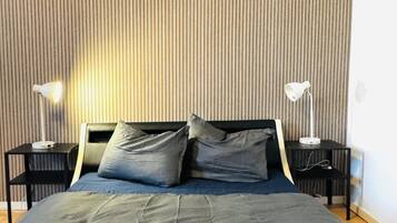 Eenvoudig appartement | Een strijkplank/strijkijzer