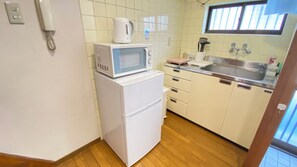 Habitación, varias camas, cocineta, planta baja | Cocina privada