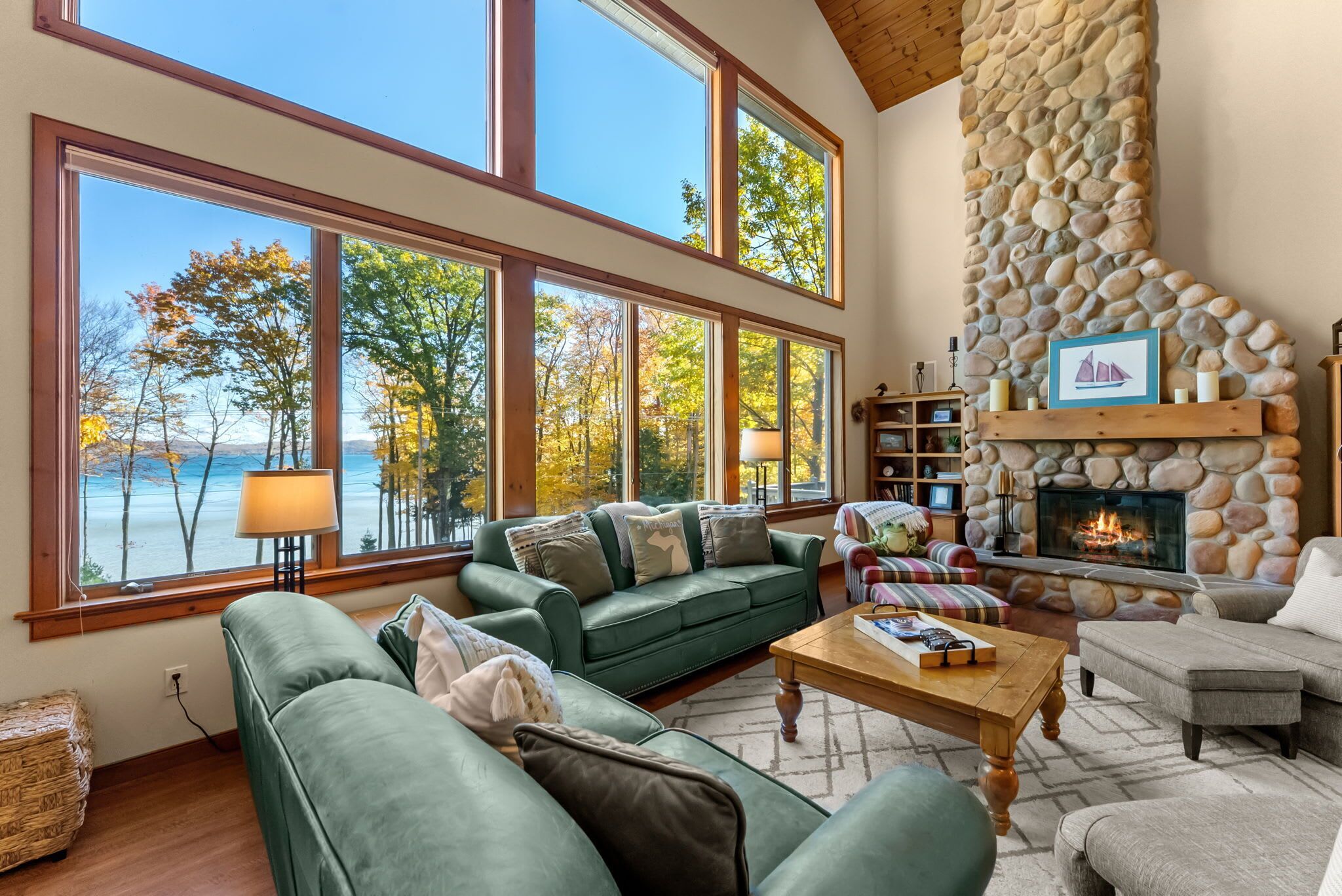 Televisie, een open haard, boeken en een kantoor