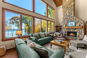 Fernseher, Kamin, Bücher, Arbeitsbereiche