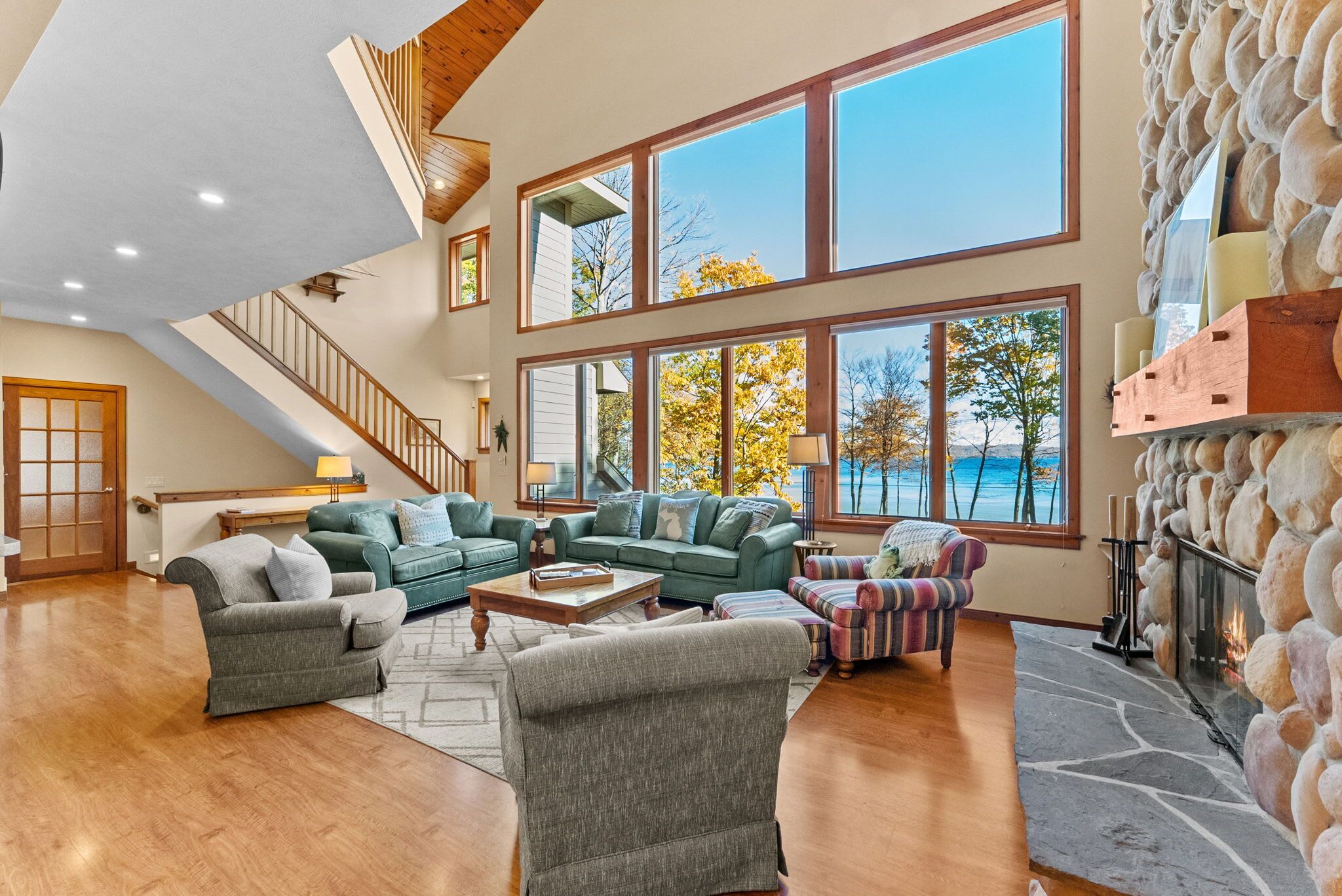 Fernseher, Kamin, Bücher, Arbeitsbereiche