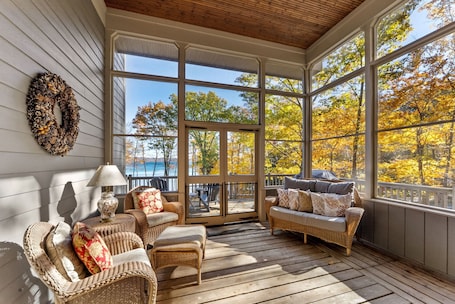 TV, fireplace, offices. Beech Tree Lodge on Glen Lake in Beautiful Northern Michigan - Minutes from the Sleeping Bear Dunes