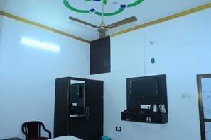 Luxury Room | Rollaway beds, free WiFi, bed sheets - Shri Narayanam Guest House & Home Stay (Faizabad)