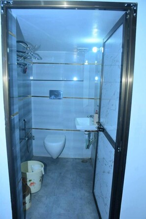 Luxury Room | Bathroom | Shower, free toiletries, bathrobes, towels - Shri Narayanam Guest House & Home Stay (Faizabad)