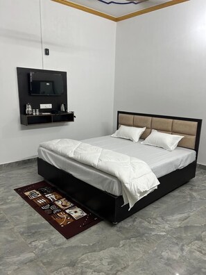 Luxury Room | Rollaway beds, free WiFi, bed sheets - Shri Narayanam Guest House & Home Stay (Faizabad)