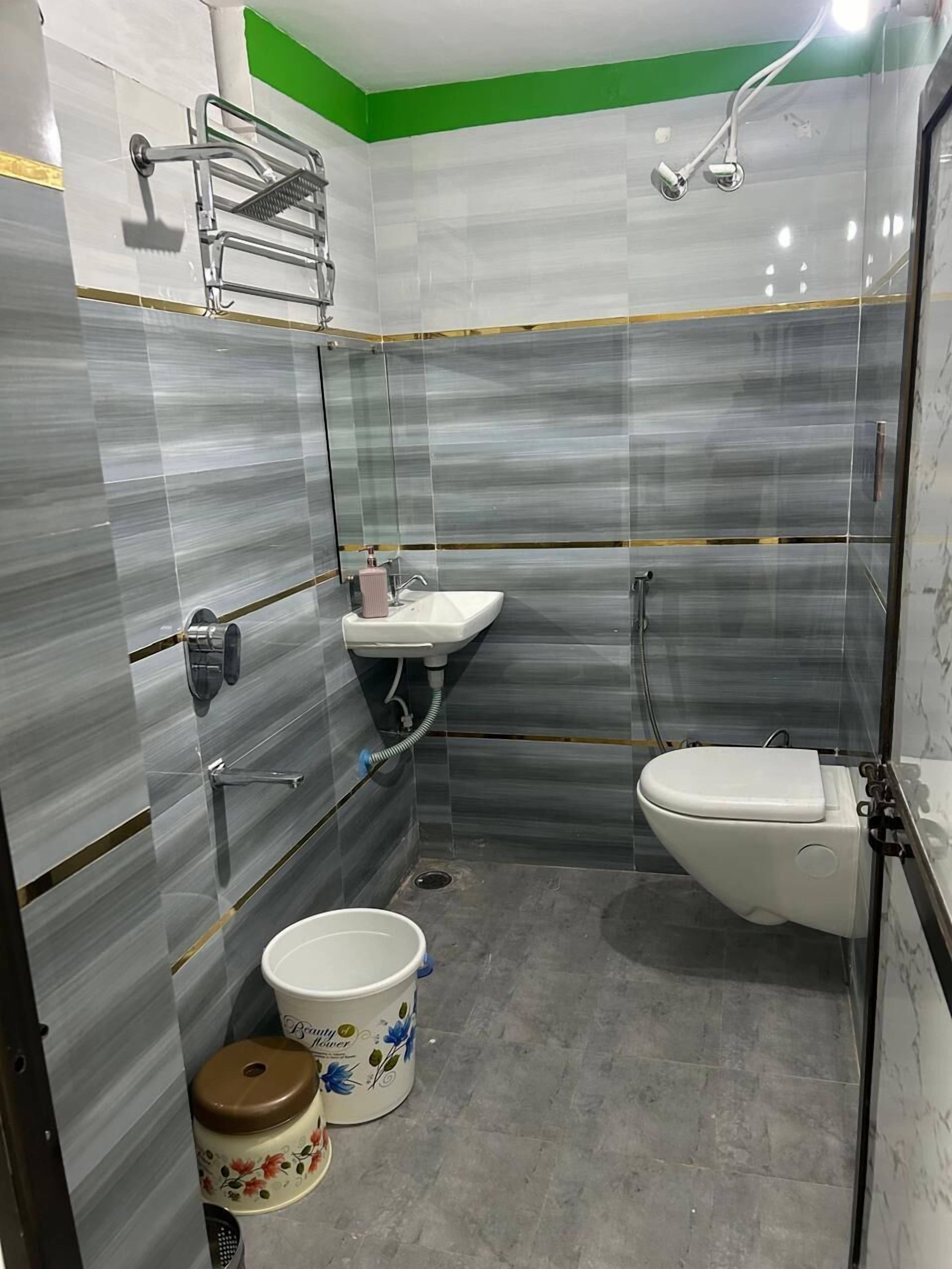 Luxury Room | Bathroom | Shower, free toiletries, bathrobes, towels