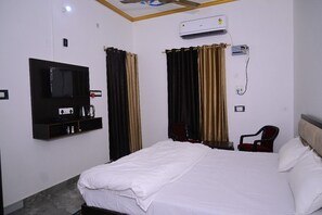 Luxury Room | Rollaway beds, free WiFi, bed sheets - Shri Narayanam Guest House & Home Stay (Faizabad)