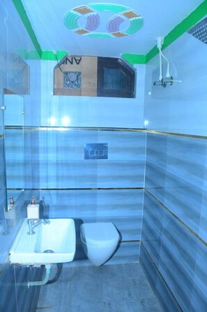 Phòng Cao cấp | Phòng tắm | Buồng tắm vòi sen, đồ dùng nhà tắm miễn phí, áo choàng tắm