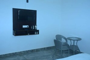 Luxury Room | Rollaway beds, free WiFi, bed sheets - Shri Narayanam Guest House & Home Stay (Faizabad)