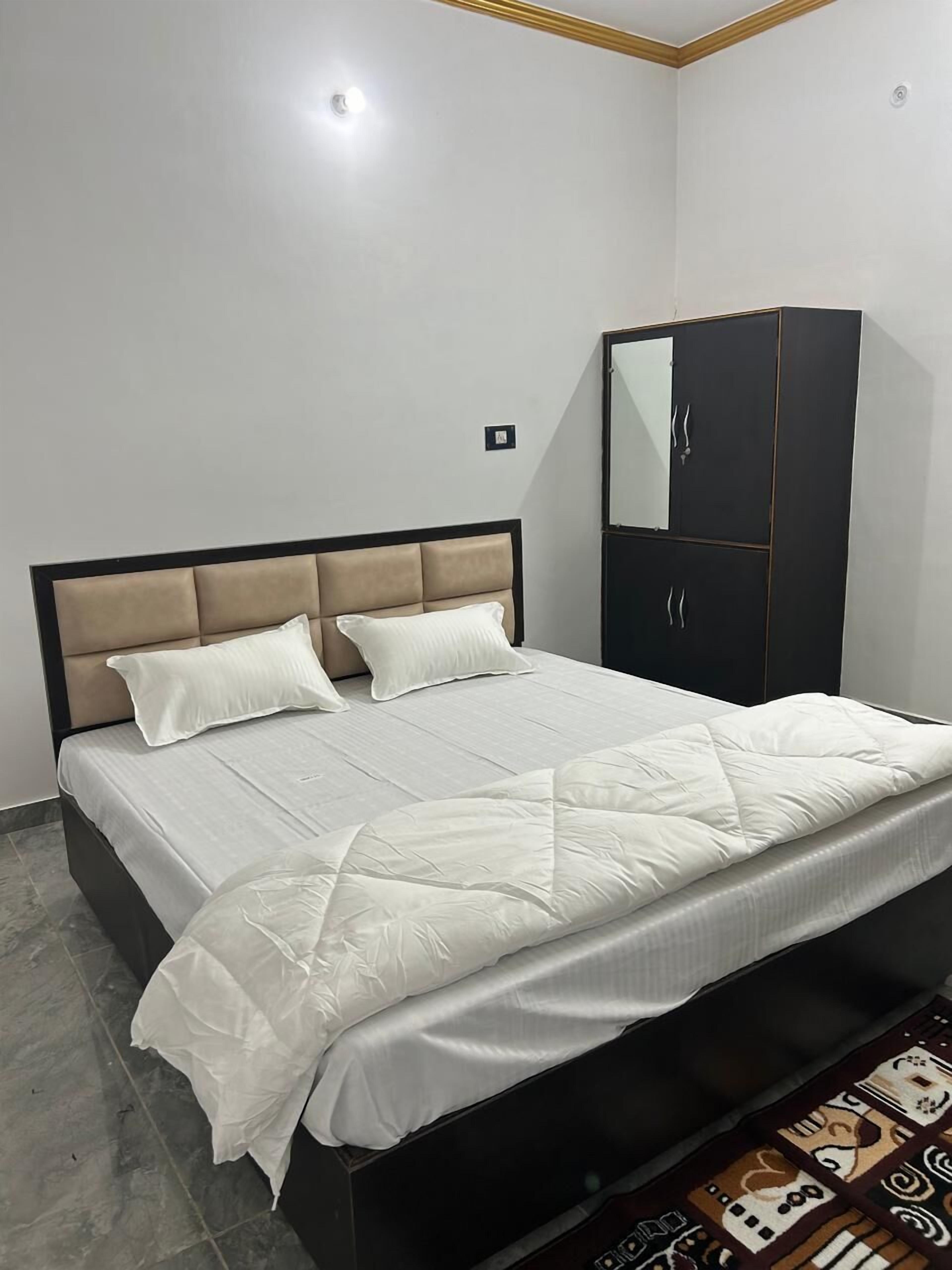 Luxury Room | Rollaway beds, free WiFi, bed sheets