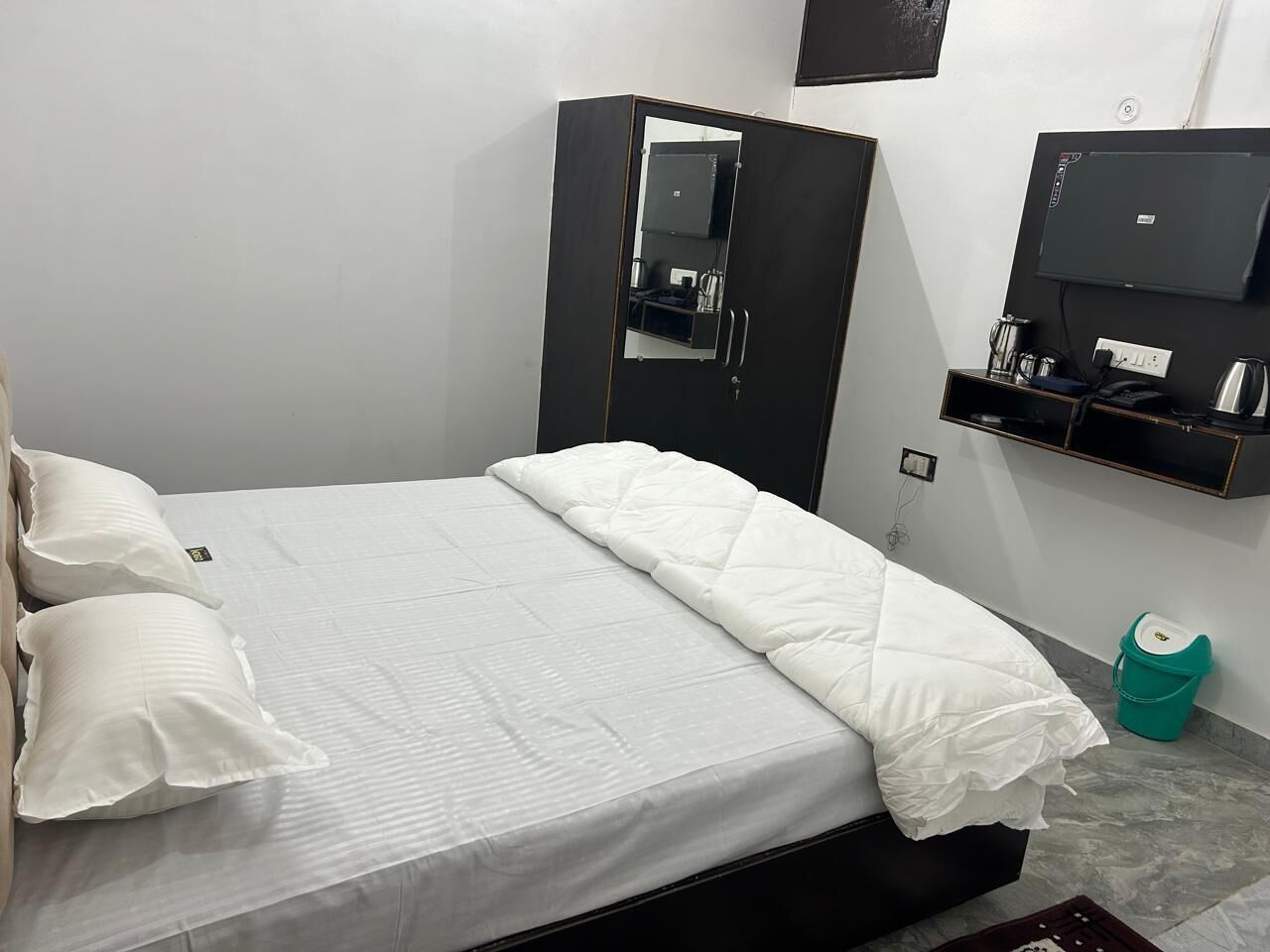 Luxury Room | Rollaway beds, free WiFi, bed sheets