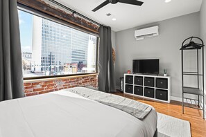 1 bedroom, desk, iron/ironing board, free WiFi - Downtown Denver Suite - Skyline Views (Denver)