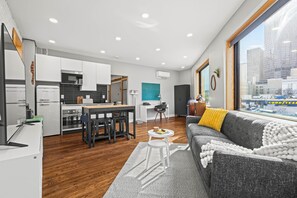 Smart TV, offices - Downtown Denver Suite - Skyline Views (Denver)