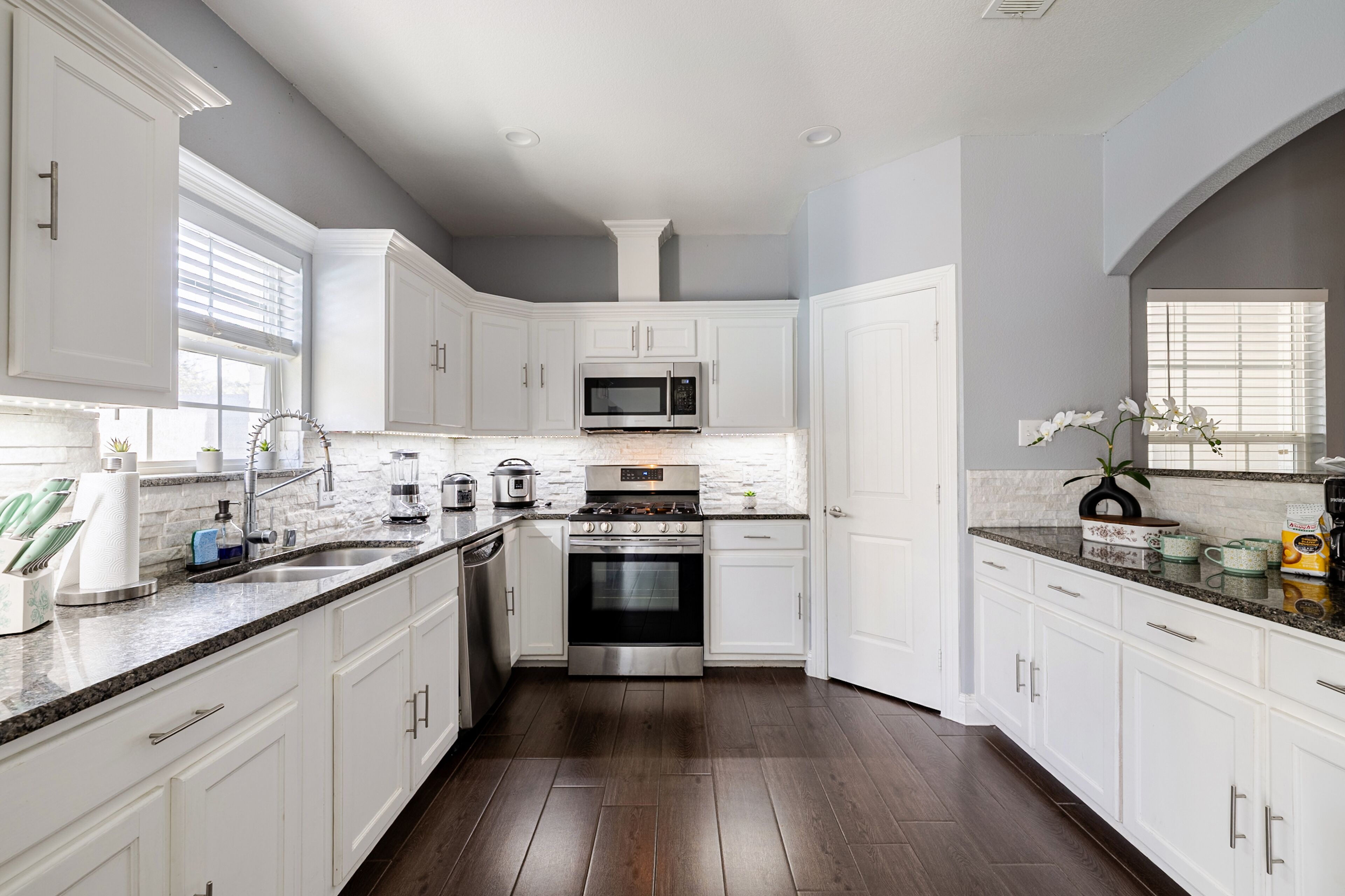 Mikrowelle, Ofen, Herdplatte, Geschirrspüler