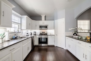 Microwave, oven, stovetop, dishwasher - Charming villa, beautiful views, swimming pool and entertainment, enjoy !!!!!!! (Dallas)