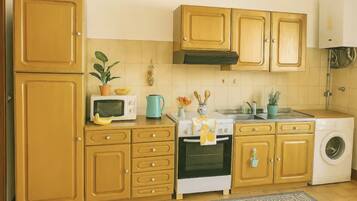 Frigorifero, microonde, forno, piano cottura