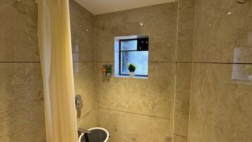 Tripla Premium | Bagno | Doccia, asciugamani, sapone, shampoo