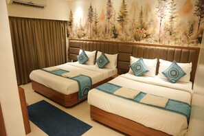 Desk, soundproofing, free WiFi, bed sheets - Hotel Sai Seeta Palace Newly Renovated (Shirdi)