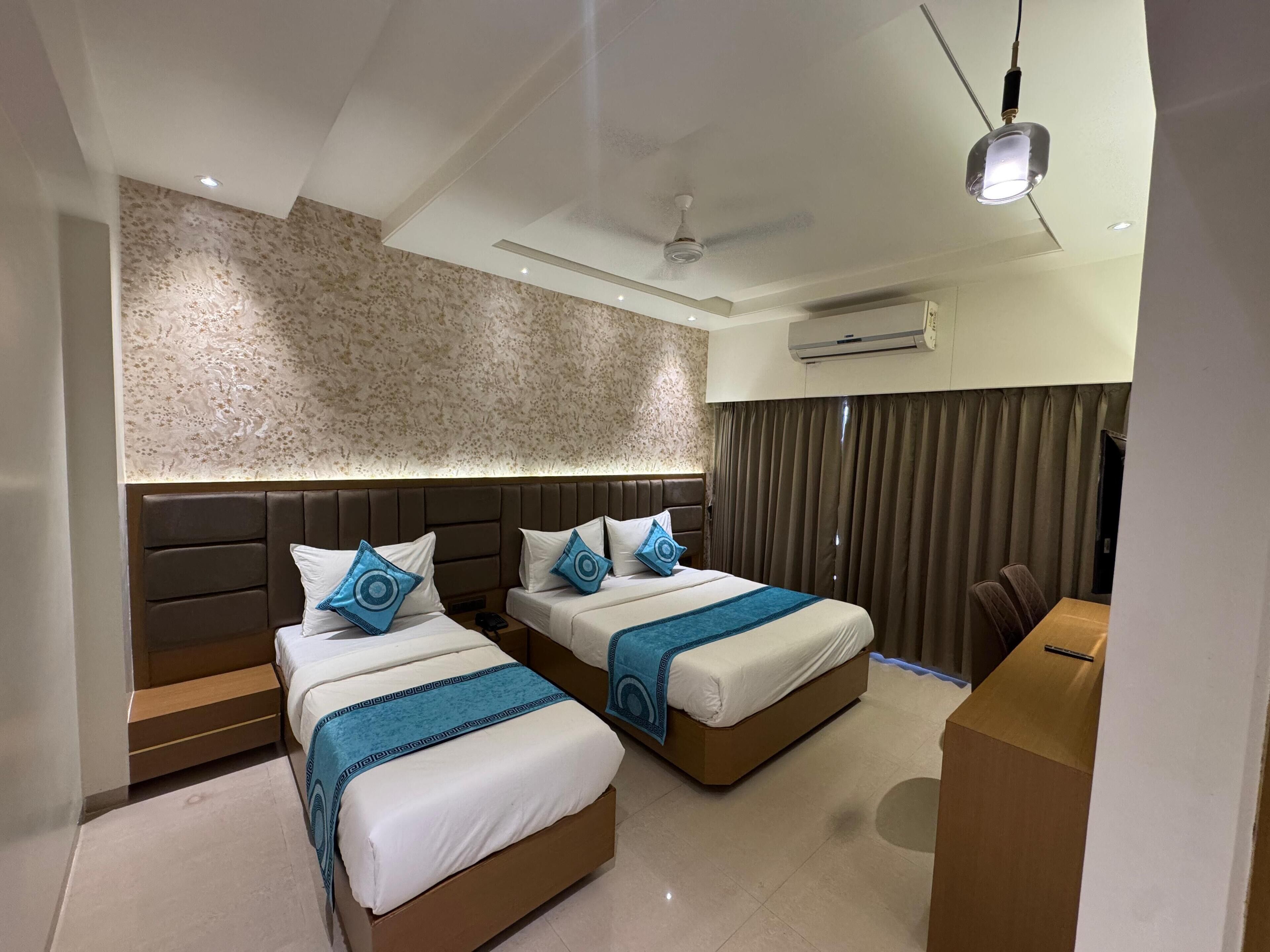 尊荣三人房 | 办公桌、免费 WiFi